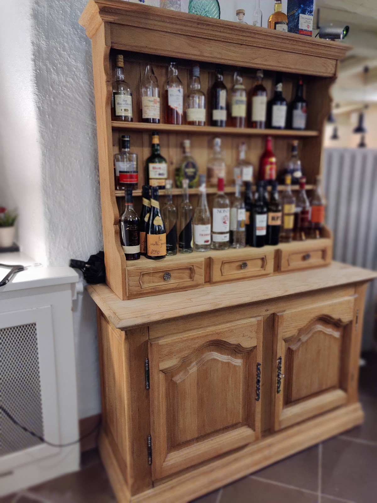 Bar cabinet